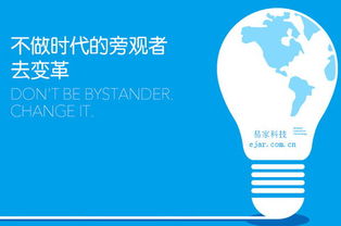 一位設計師正在電腦前工作，周圍擺滿了設計稿和創意草圖